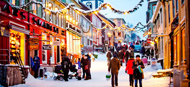 Christmas-shopping-at-Roros-Norway_740